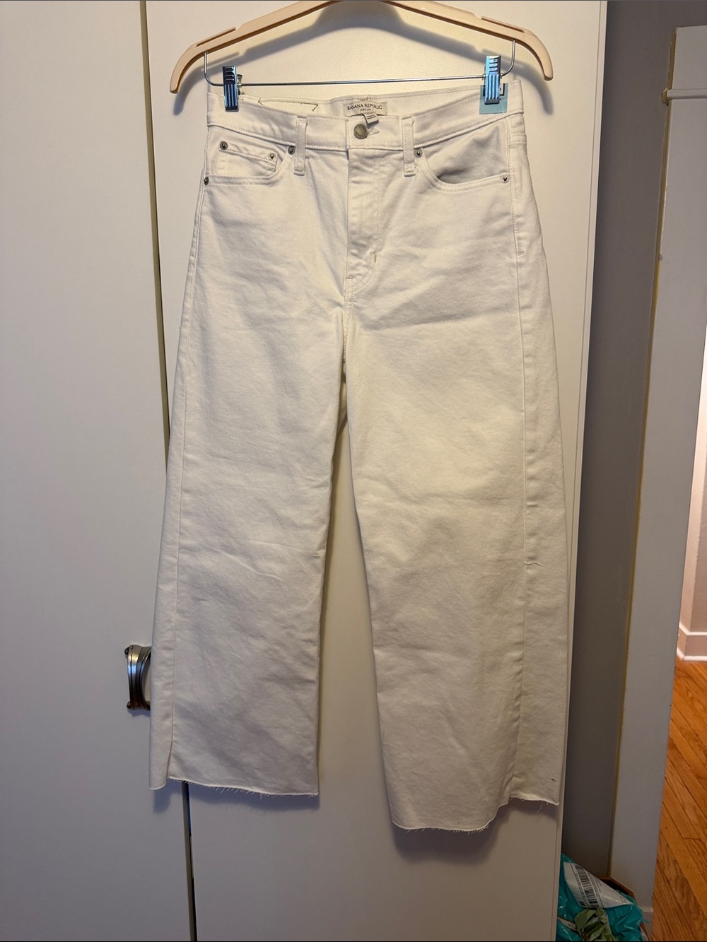 Banana petite wide leg white Jean size 28